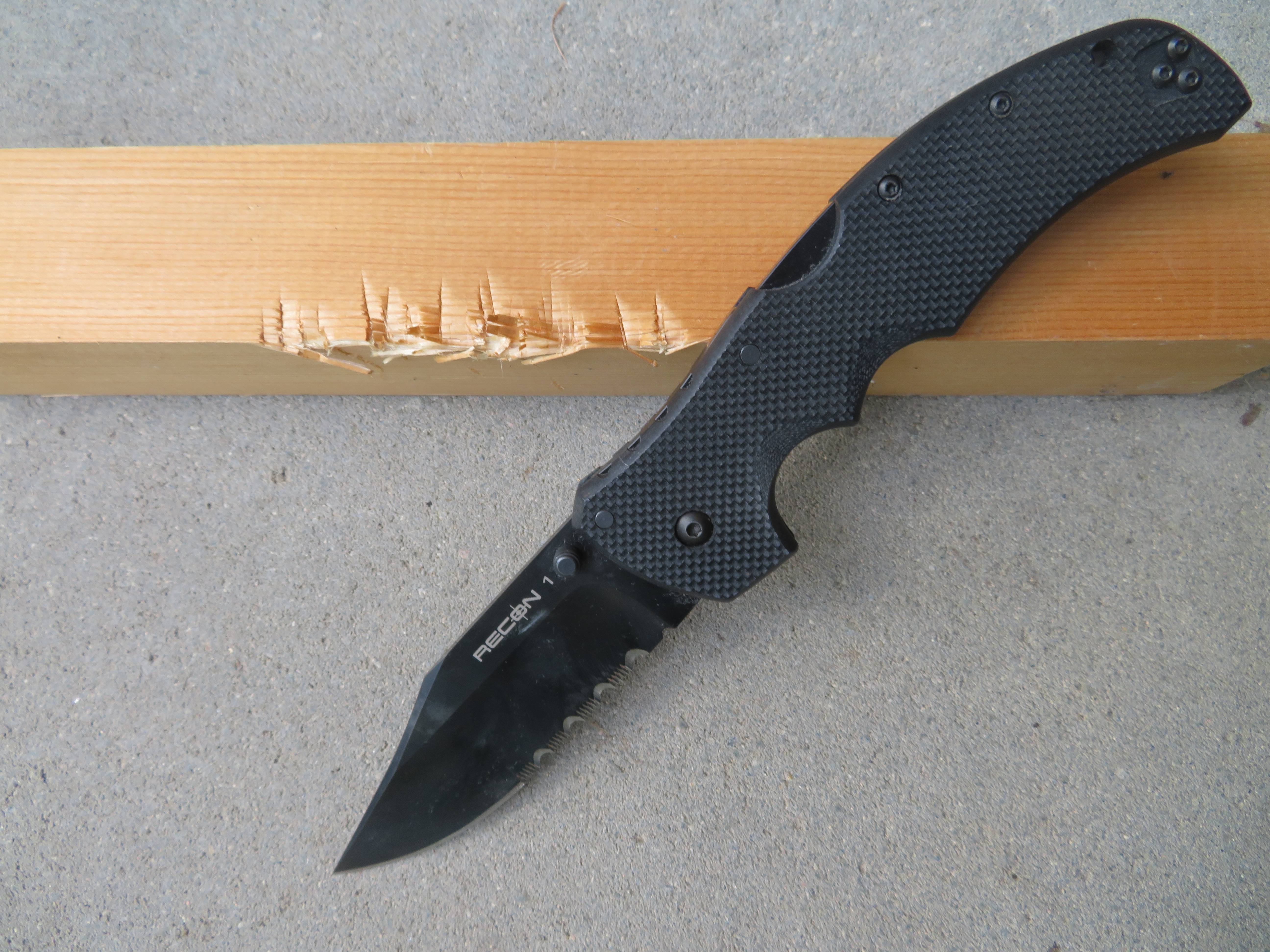 Test pojistky nože Recon 1 od Cold Steel dopadl také výborně, ani po třiceti razantních úderech rubovou stranou čepele do dřevěného trámku nedošlo k poškození nože či dokonce k jeho zavření.